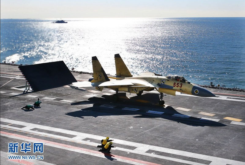 歼—15飞机在"辽宁舰"上进行滑跃起飞.新华军事记者 查春明摄