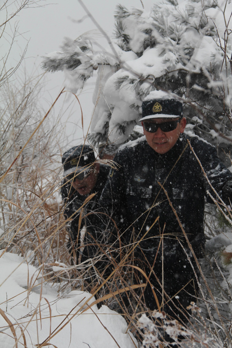 北海舰队某通信总站主任政委大雪中徒步登山看望官兵