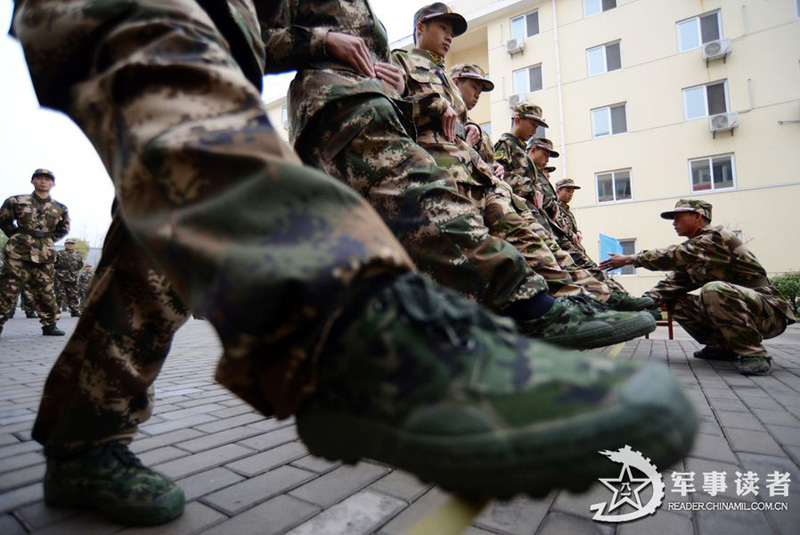 高清:实拍武警新兵队列训练 动用十字架【2】