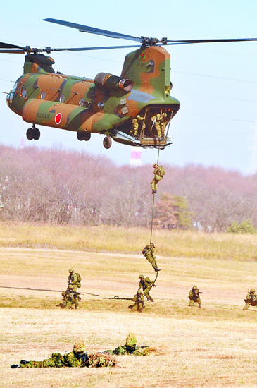 日本陆上自卫队第一空挺团部队机降训练