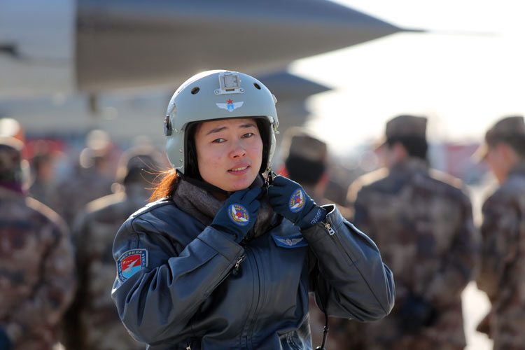 空军首批女歼击机飞行员何晓莉新年祝福