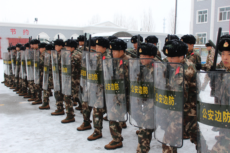 高清:新疆武警新兵节后忙练兵