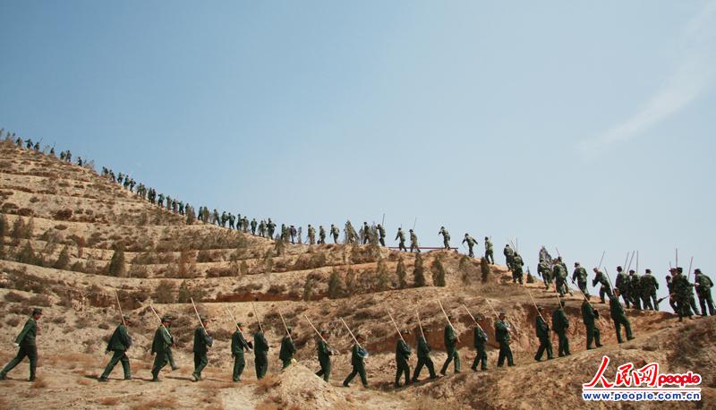 如今的森警官兵成为驻地的植绿"先锋队".