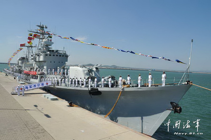 2013年9月25日,服役33年,建立卓越功勋的海军西宁舰退出现役,退出历史