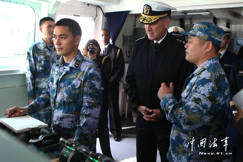 高清:美海军高官访问东海舰队 登052c舰查看关键部位【8】