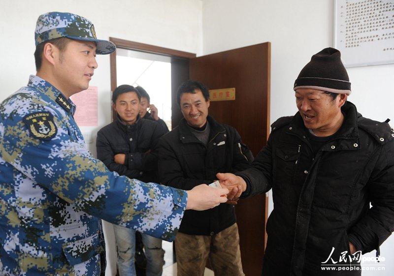 2月2日,东海舰队某水警区佘山观通站军医曹智向渔民赠送了药品.