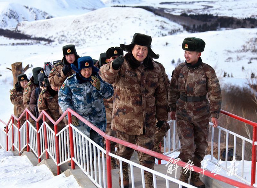 　1月26日，習近平主席沿著58級台階，頂著凜冽的寒風，登上內蒙古軍區邊防某團三角山哨所。
