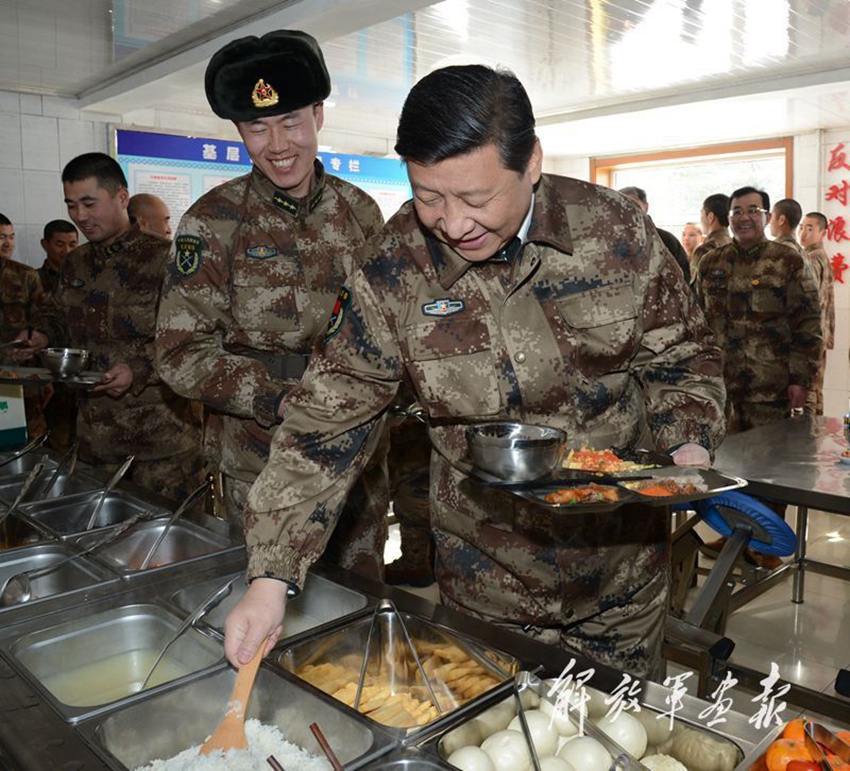 　1月26日中午，習近平主席來到內蒙古軍區邊防某團一連食堂，同官兵一樣拿起餐盤，在自助餐菜台上打好飯菜，同戰士們一起用餐。