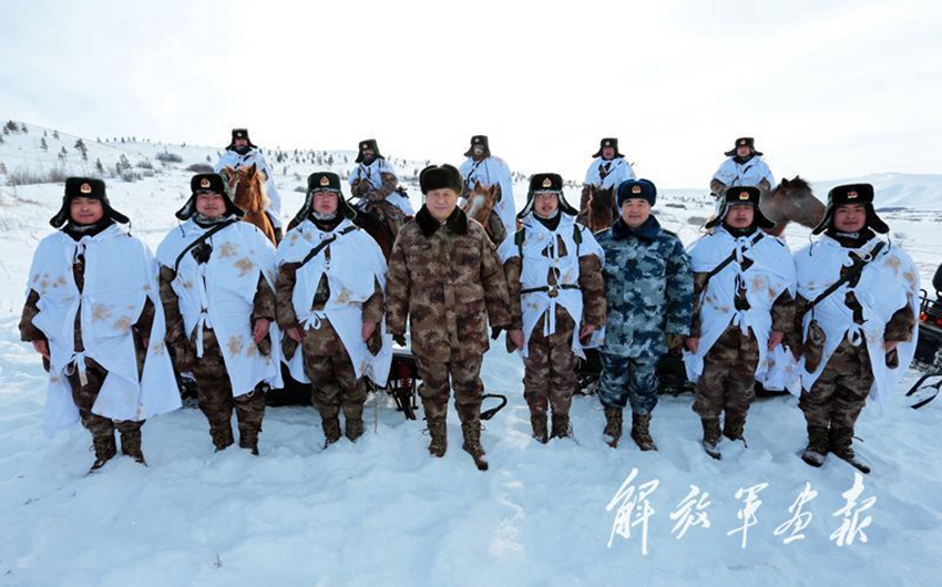 1月26日上午，習近平主席冒著零下30多攝氏度的嚴寒與內蒙古軍區邊防某團一連巡邏執勤官兵合影。軍委副主席許其亮一同合影。（攝影 新華社記者 李 剛)