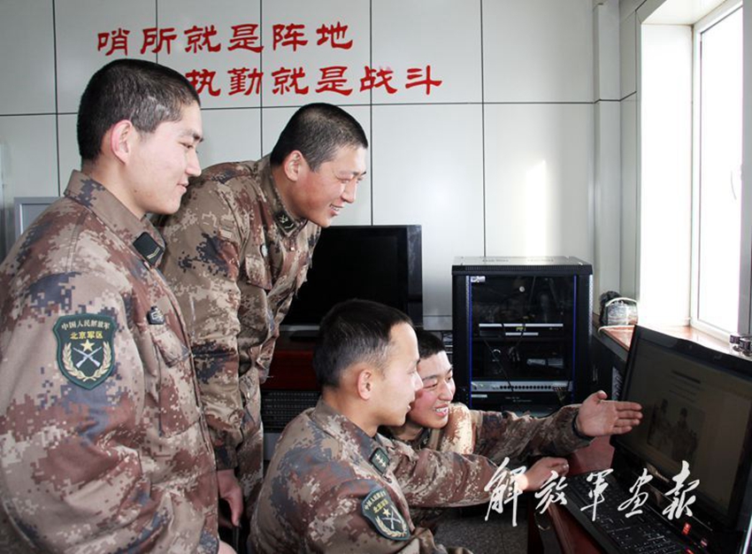 春節期間，內蒙古軍區邊防某團三角山哨所官兵在全軍政工網上瀏覽習主席視察哨所的新聞，倍感溫暖，備受鼓舞。