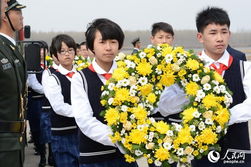 3月28日，礼兵手捧志愿军烈士遗骸棺椁。