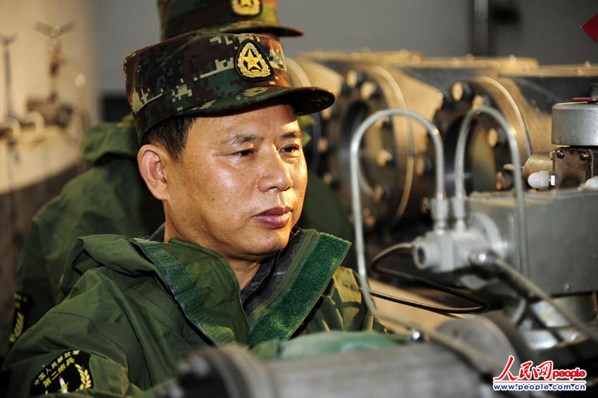 高清:第二炮兵某旅高级工程师谭清泉工作生活