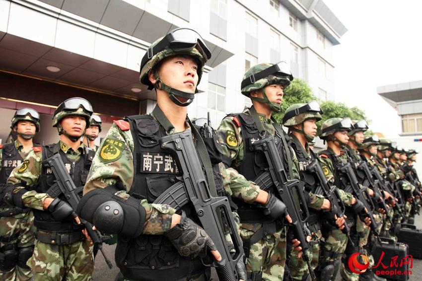 高清南宁武警进行实兵实装反劫持人质演练