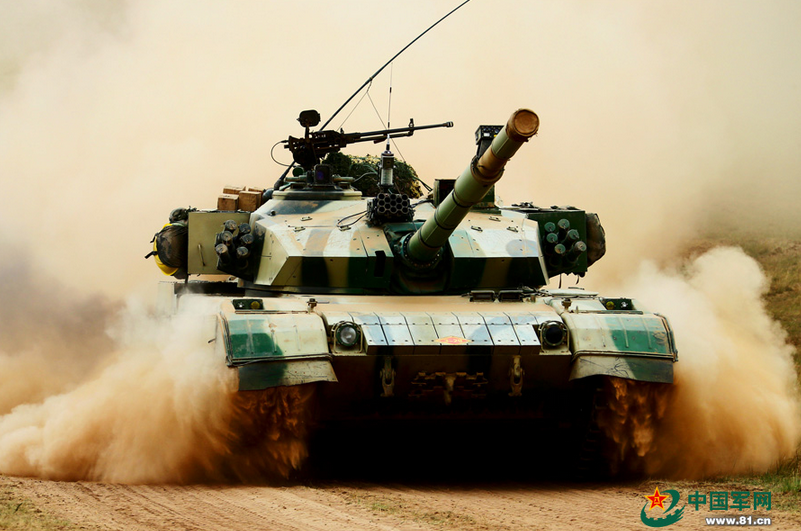 高清:南京军区96式坦克群进行山地陡降课目训