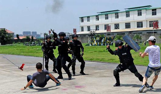福建武警举行反暴恐演练应对刀斧砍杀