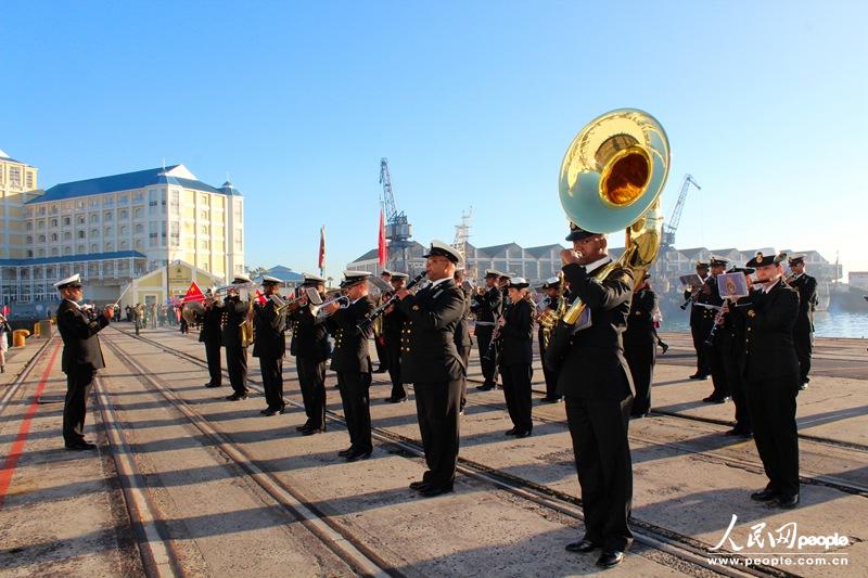 南非海军军乐队在码头上奏响迎宾曲。人民网 张洁娴 摄
