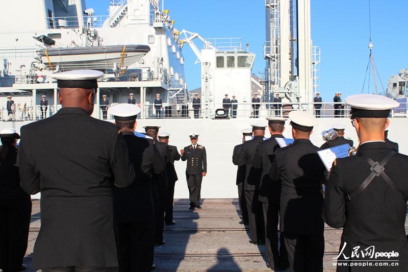 南非海军军乐队在码头上奏响迎宾曲。人民网 张洁娴 摄
