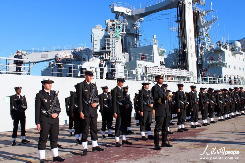  当地时间17日上午，中国海军第十六批护航编队抵达南非开普敦，进行友好访问。图为南非海军列队。人民网 张洁娴 摄