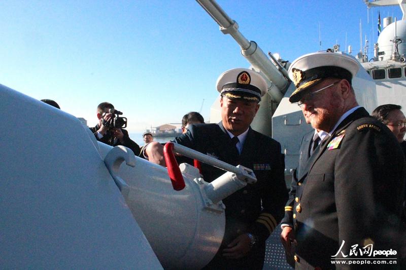 中国海军向南非海军希格斯少将介绍舰载武器。人民网 张洁娴 摄