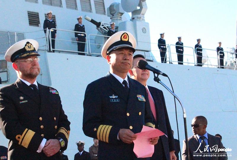 中国海军第十六批护航编队指挥员李鹏程大校在欢迎仪式上致辞。人民网 张洁娴 摄