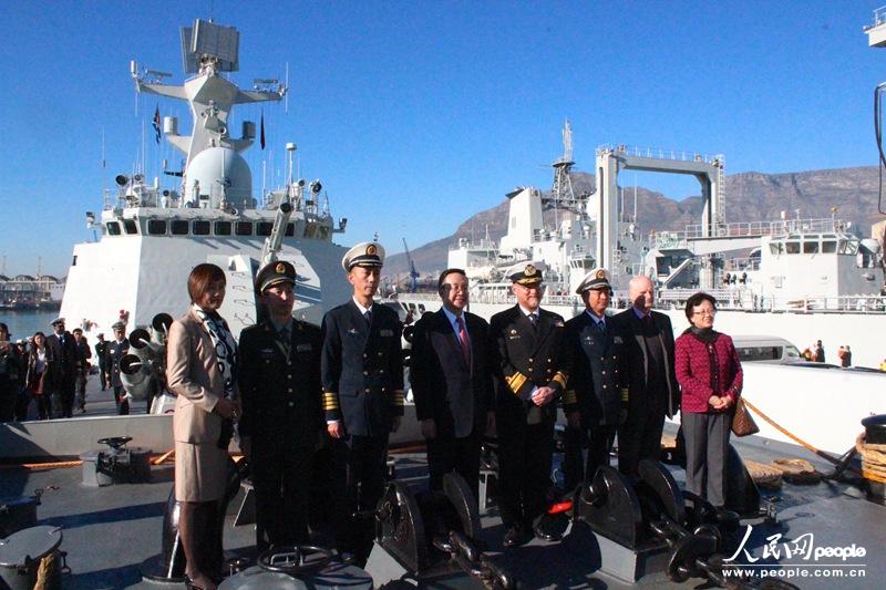 当地时间17日上午，中国海军第十六批护航编队抵达南非开普敦，进行友好访问。人民网 张洁娴 摄