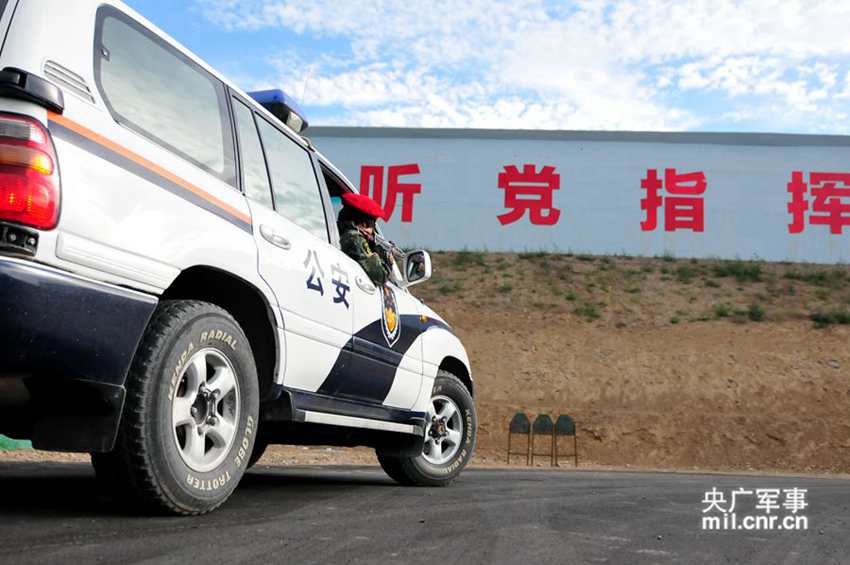 �½������߷��ܶ�ѵ������Ů����ս��Ա���ڽ��г˳����ѵ����