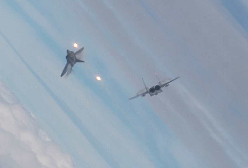 վF-22F-15սڿи񶷻棬ԿF-22սͷŸŵܹ