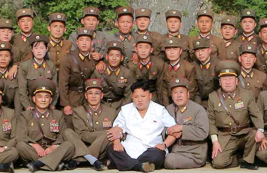 高清:金正恩指导朝鲜战略部队战术火箭发射训