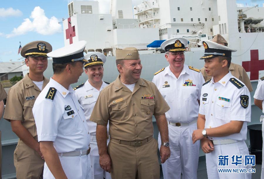 6月28日，在中國海軍海口艦上，美國第三艦隊司令與艦上官兵交流。覃海石攝