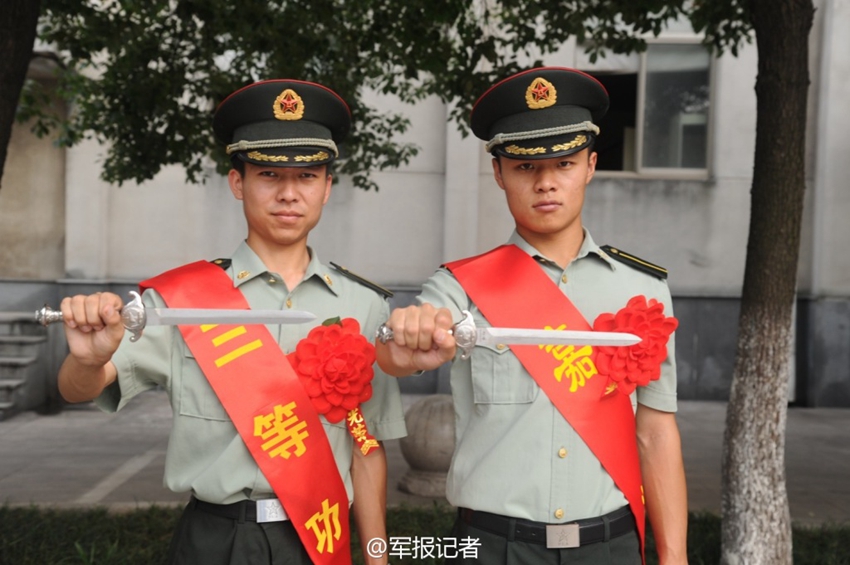 清:南京政治学院为毕业学员配发佩剑和军人身