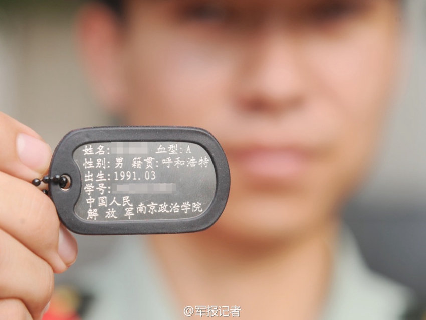 高清:南京政治学院为毕业学员配发佩剑和军人