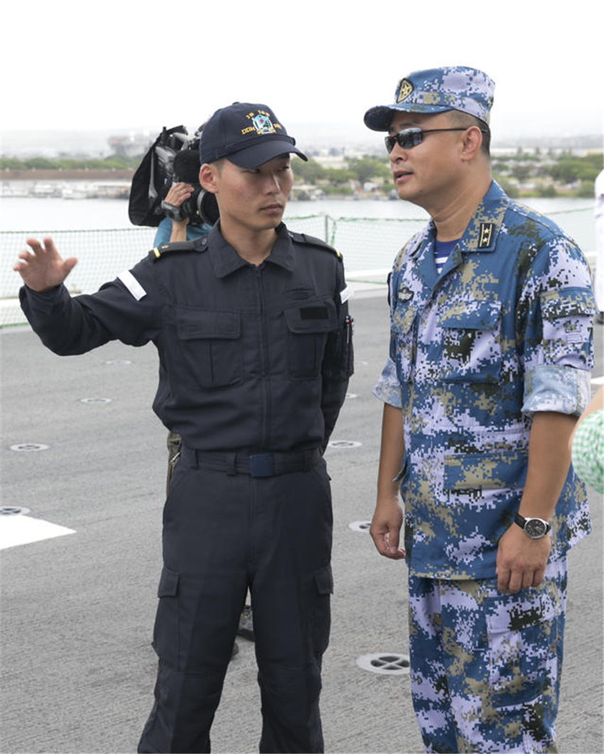 参观日本伊势号直升机航母的中国海军官兵与日本海上自卫队队员交流
