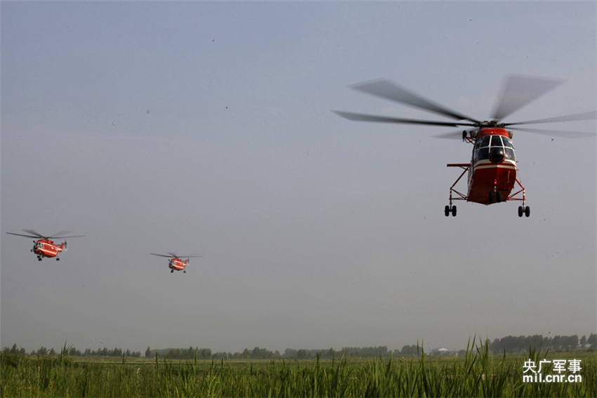 森林 直升机/多架森林灭火直升机进行训练