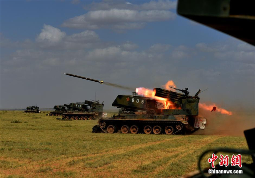 高清:解放军演习重型火炮开火摧毁敌防御工事