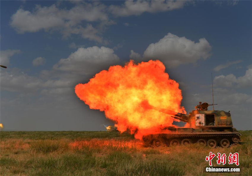 高清:解放军演习重型火炮开火摧毁敌防御工事
