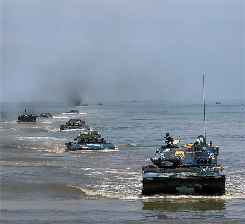 高清：海军陆战队抢滩登陆 两栖战车群海上全速出击【2】