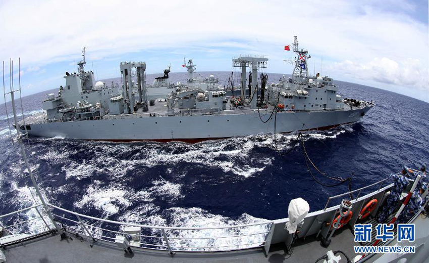 7月12日，綜合補給艦千島湖艦（中）左右舷同時為海口艦（前）、岳陽艦（后）進行液貨補給。