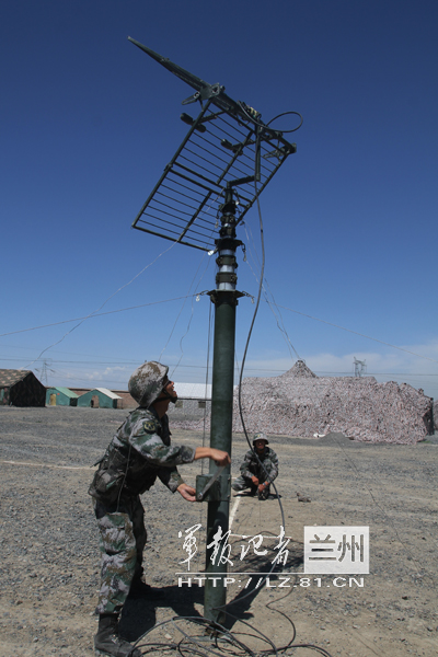 通信兵架设天线