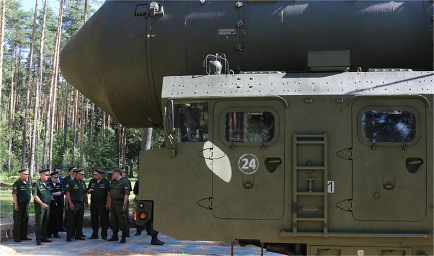 高清:俄防长深入密林视察白杨导弹【5】--军事--人民网