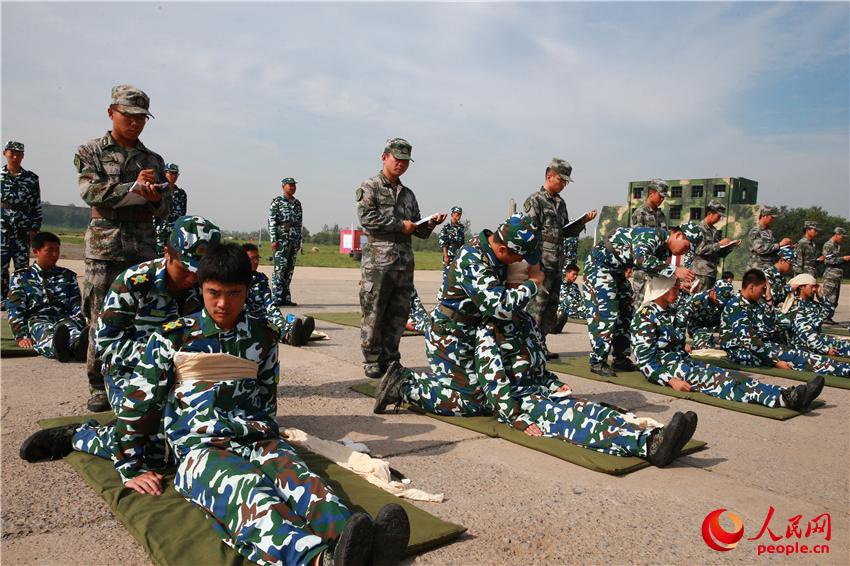 高清：军事训练营大中学生学习战场救护