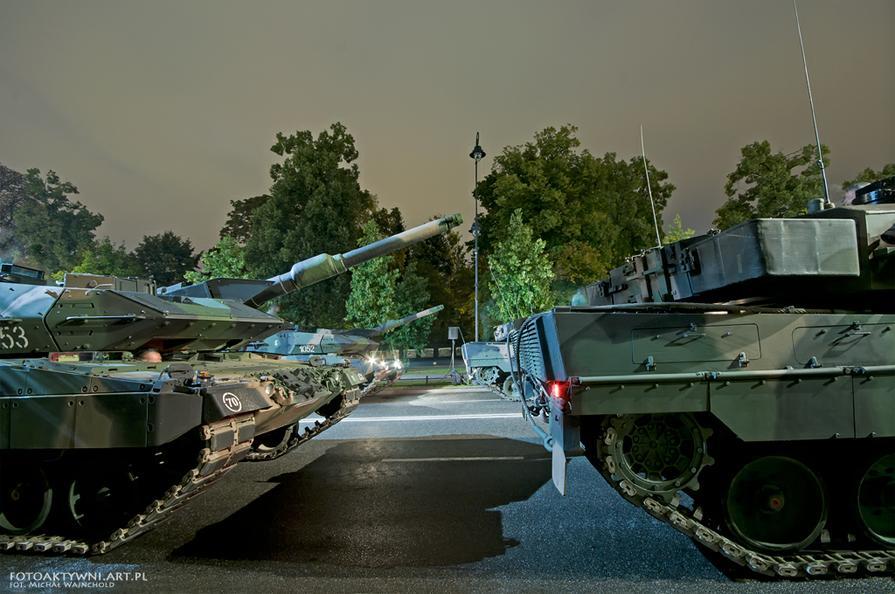高清：波兰豹IIA5坦克群深夜街头集结【2】