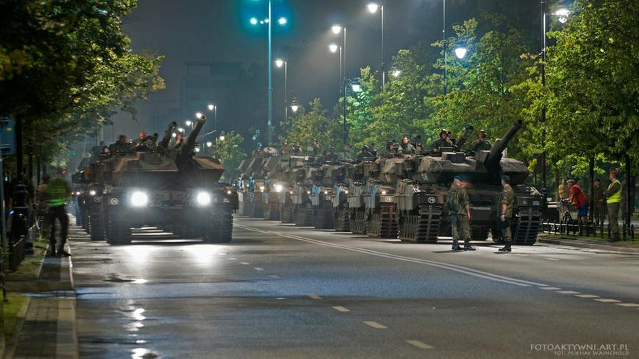 高清：波兰豹IIA5坦克群深夜街头集结