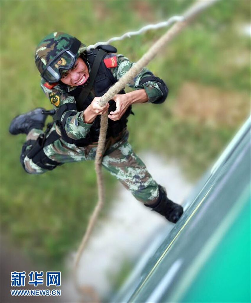 8月14日，武警广西总队桂林支队“眼镜蛇突击队”的队员在攀登一座楼房