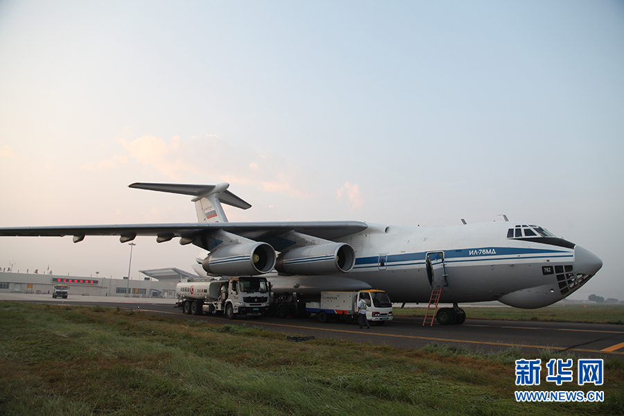 首架俄罗斯伊尔-76运输机降落通辽机场。塔娜摄 