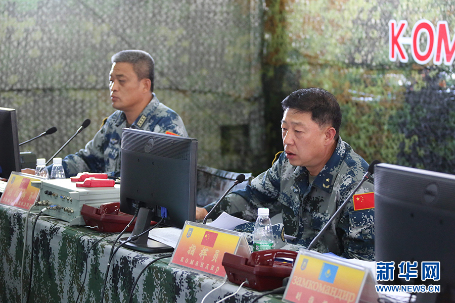 空军战斗群指挥员冯爱旺（右）和空军战斗群副指挥员高月祥（左）在空中战斗群指挥所内指挥协同。新华社记者刘济美摄
