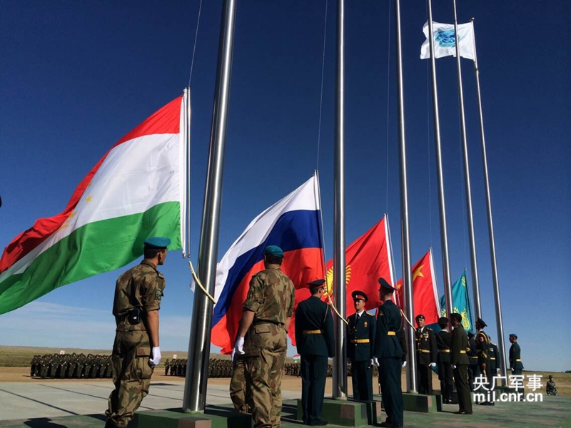 参加联演的五国代表在朱日和训练基地先后升起各国国旗。穆亮龙摄