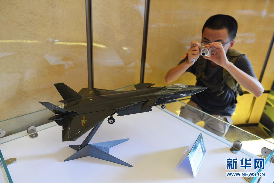 8月23日，一名参观者在观看歼20战斗机模型。