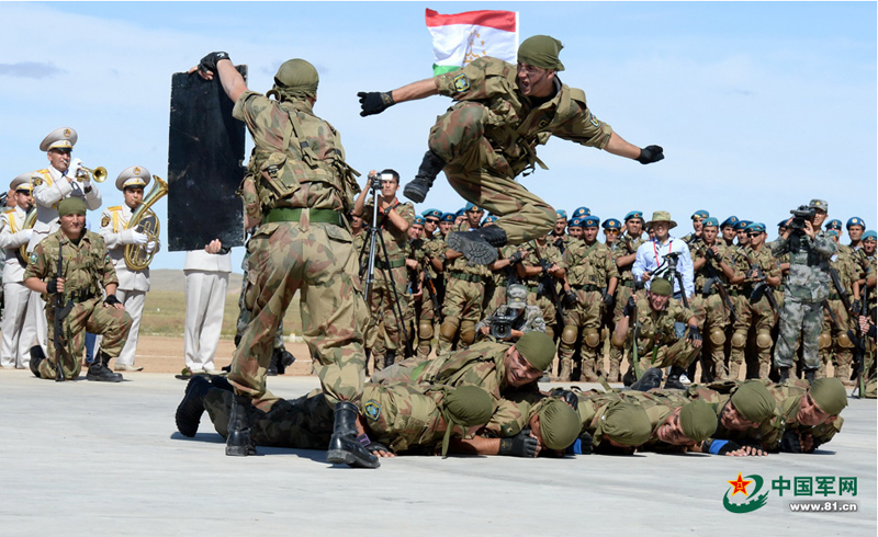高清：塔吉克斯坦军方展示民族文化和特色军事表演