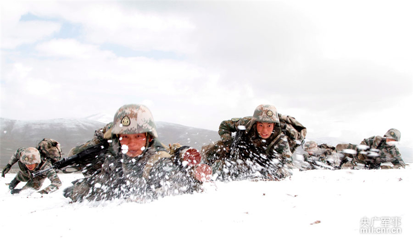高清：兰州军区某红军团昆仑雪线演练高寒山地作战