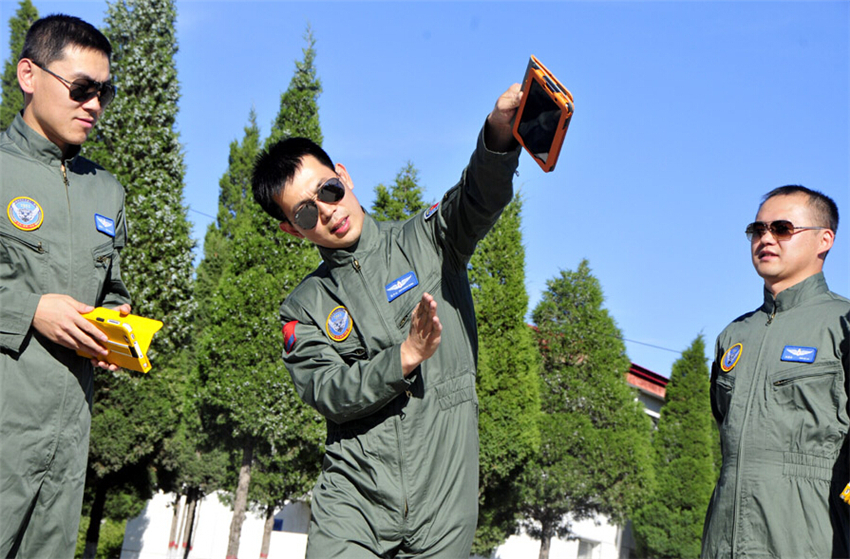 飞行员在进行地面攻击演练。 新华军网记者杨茹摄。
